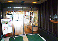 ×:ペットを伴っての施設内入場